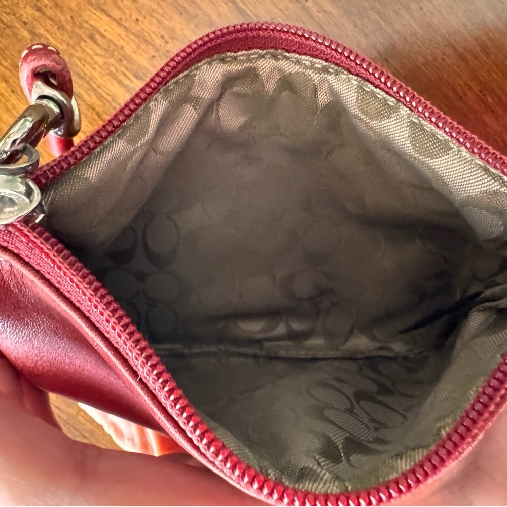 COACH. Vintage red leather wristlet. - Picture 5 of 6